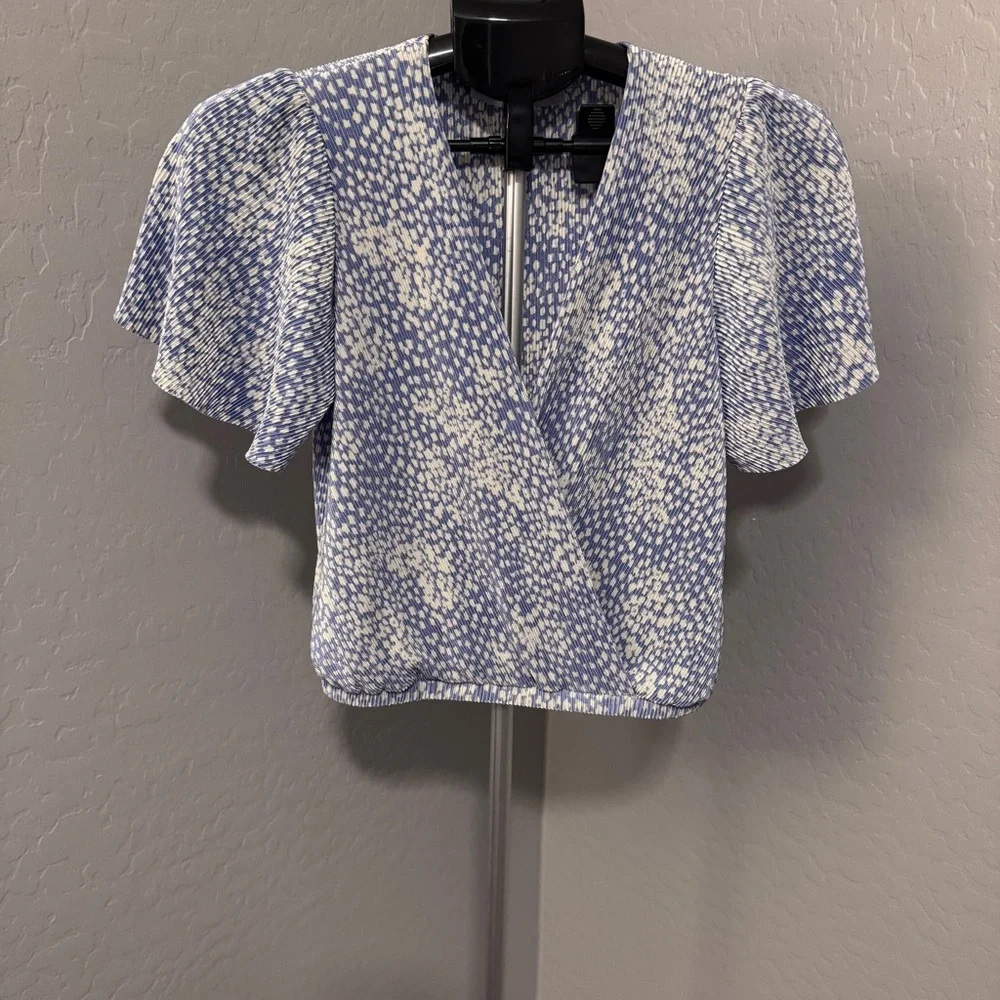 ASTR The Label Blue Floral Wrap Blouse Flutter Sleeve - S- EUC - Picture 2 of 7